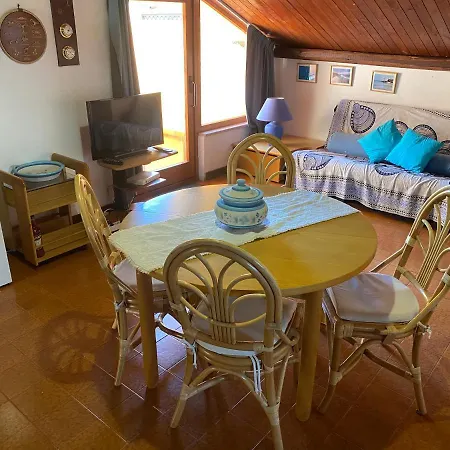 Baiamarinellaccommodation דירה אולביה